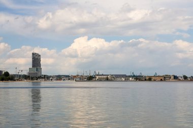 Gdynia, Polonya - 2 Haziran 2022: Gdansk Körfezi. Uzaktan limanın güney rıhtımındaki binaları görebilirsin.