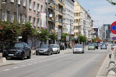 Gdynia, Polonya - 30 Mayıs 2022: Çok katlı, ana cadde boyunca uzanan çok katlı evler. Şu anda trafik çok az..