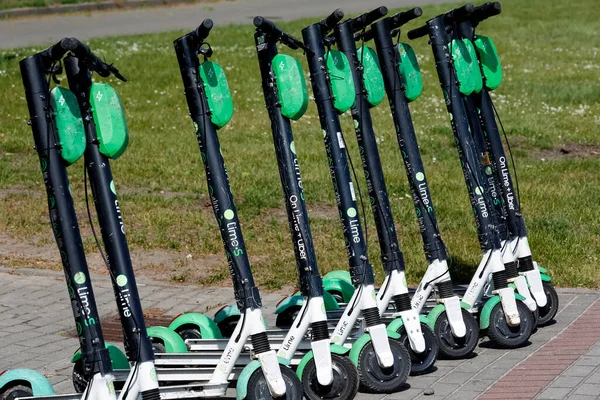 Gdynia, Polonya - 24 Mayıs 2022: Elektrikli scooterlar kaldırıma park edildi. Elektrikli scooterlar artık popüler bir ulaşım aracı.