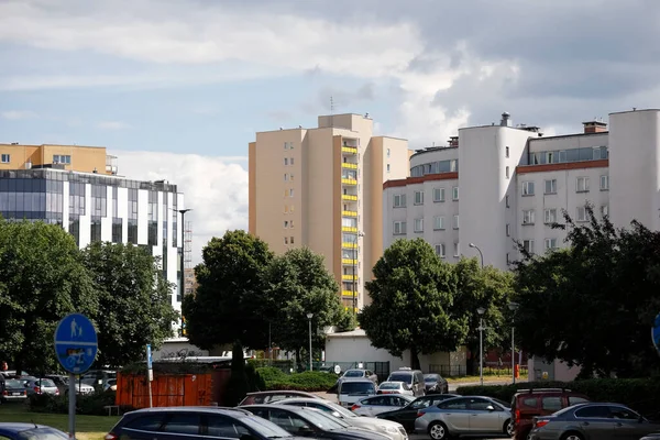 Varşova, Polonya - 7 Temmuz 2022: Varşova 'nın Praga Poludnie ilçesindeki Goclaw konutlarındaki çok katlı evler