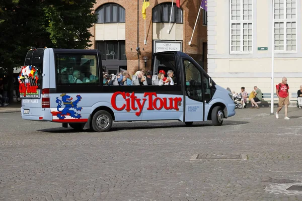 Brugge België September 2022 Stadsbus Met Toeristen Aan Boord Stopte — Stockfoto