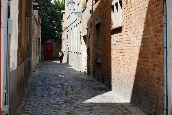 Brugge België September 2022 Smalle Geplaveide Straat Tussen Bakstenen Huizen — Stockfoto