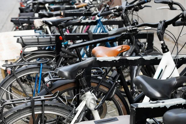 벨기에 2022 브랜드와 조건의 자전거가 차량을 공간에 배치되었다 — 스톡 사진