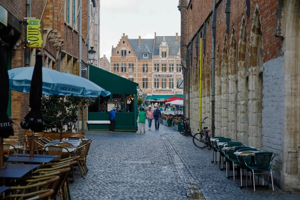 Bruges Belçika Eylül 2022 Tuğladan Evler Ile Çan Kulesi Arasında — Stok fotoğraf