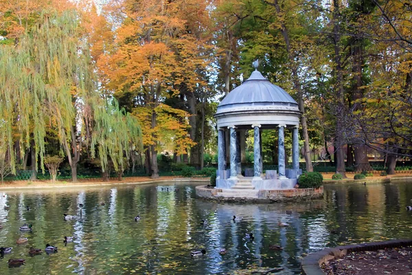 Sturz in einen See mit Marmortempel — Stockfoto