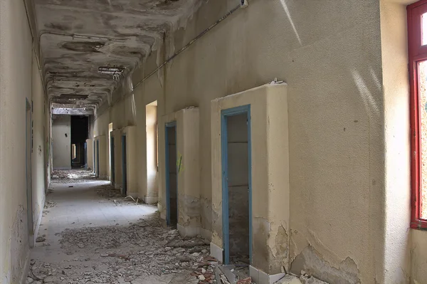 Corridors and roofs destroyed house broken — Stock Photo, Image