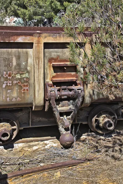 Vieux wagons de charbon abandonnés sur les rails — Photo