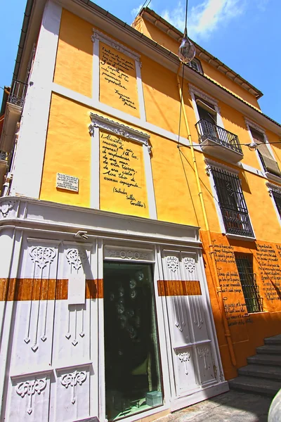 Типичные здания города Аликанте Испания — стоковое фото