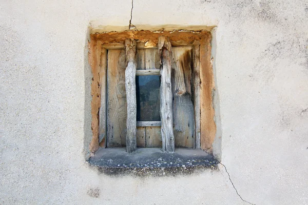 Stare okna na ścianę cementu — Zdjęcie stockowe