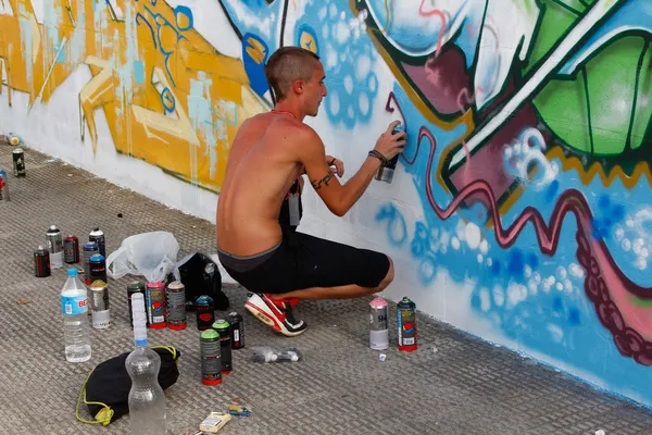 Madrid, spanien sep 18 - Graffiti-Künstler arbeiten an ihren Kreationen — Stockfoto