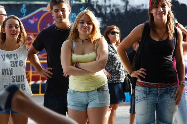 Madrid, Španělsko září 18 - hezké dívky a chlapce s letní šaty — Stock fotografie