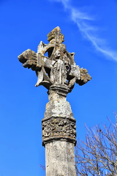 Χριστιανική πέτρα σταυρό με φόντο το γαλάζιο του ουρανού — Φωτογραφία Αρχείου
