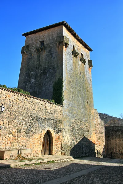 Historische toren van Fernan Gonzalez in Covarubias Spanje — Stockfoto
