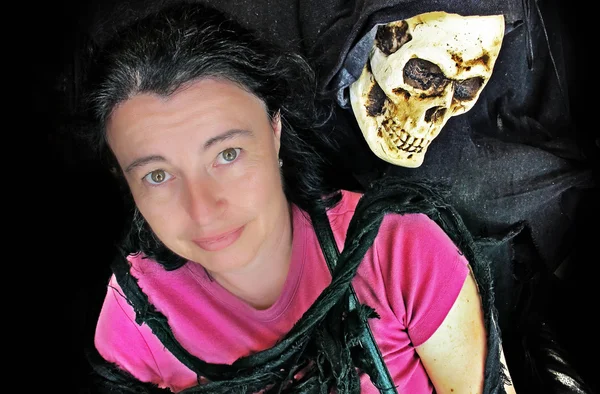 Halloween Mujer amenazada por la muerte silenciosa —  Fotos de Stock