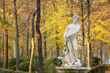 aranjuez Kraliyet Sarayı'nın bahçesinde Anıtı