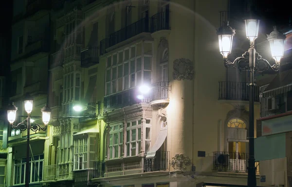 Strade della città di Cartagena di notte con illuminazione, Spagna — Foto Stock