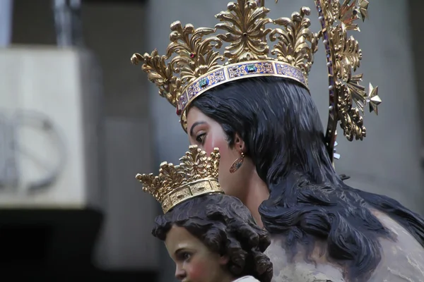 Figur af Jomfru i en procession - Stock-foto