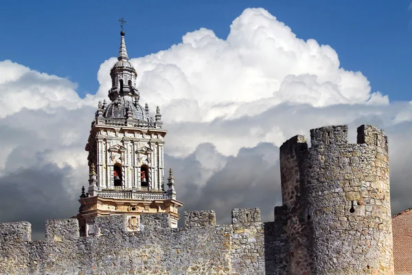 Veduta della famosa chiesa di Burgo de Osma in Spagna — Foto Stock