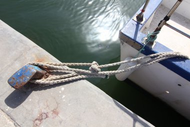 visserij pier bij zonsondergang met gebonden