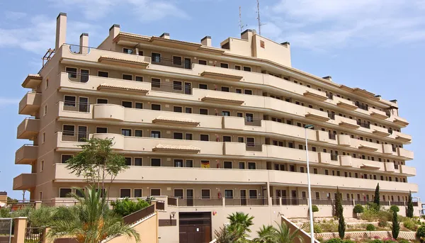 Bygninger og palmer som er typiske for byen Alicante Spania – stockfoto