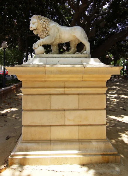 Escultura de leão rugindo fez com que a sua filha fosse de pedra — Fotografia de Stock