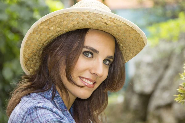Cara de mujer bastante sexy con un sombrero de paja — Foto de Stock