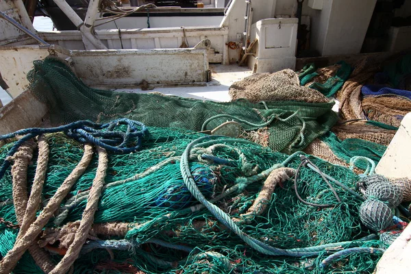 蚊帐和渔船在海上齿轮 — 图库照片