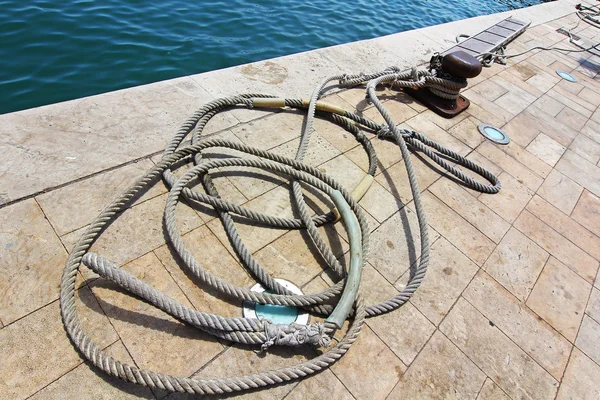 用绳子系船的码头 — 图库照片