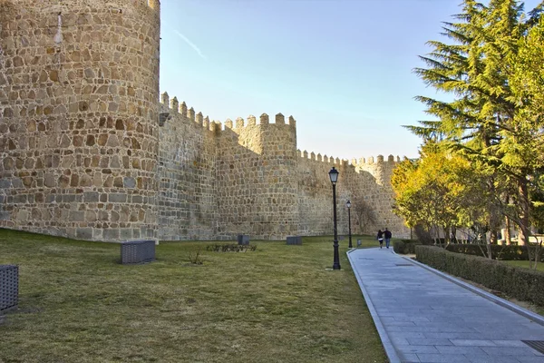 Gamla muren som omger staden avila, Spanien — Stockfoto