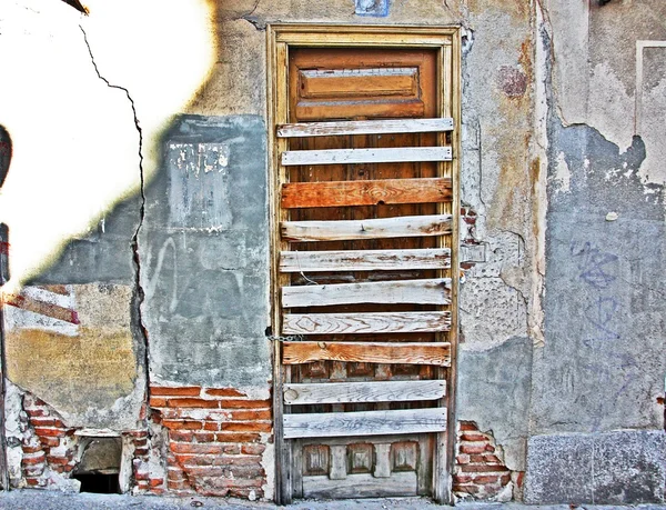 家の前に古い木製ドア — ストック写真