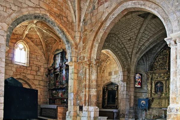 Arcos interiores de la Colegiata de San Cosme en Covarub — Foto de Stock