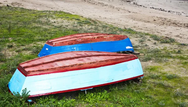 Liten fiskebåt på stranden — Stockfoto