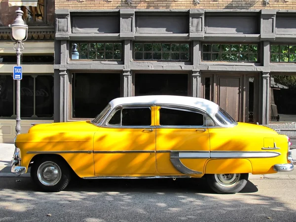 Очень старое такси, типичное для США — стоковое фото