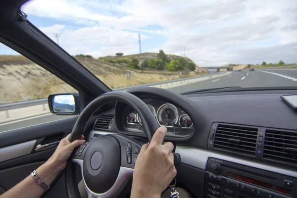 Dentro de un coche conduciendo por una autopista —  Fotos de Stock