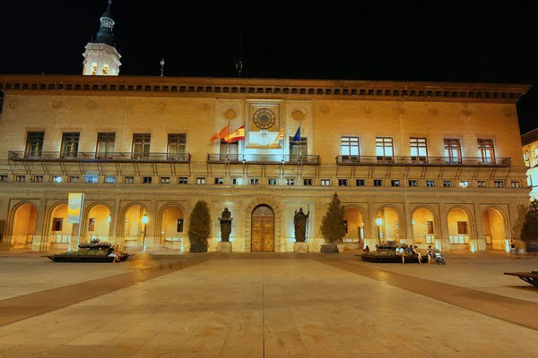 Natt bild av stadsfullmäktige i staden Zaragoza, Spanien — Stockfoto