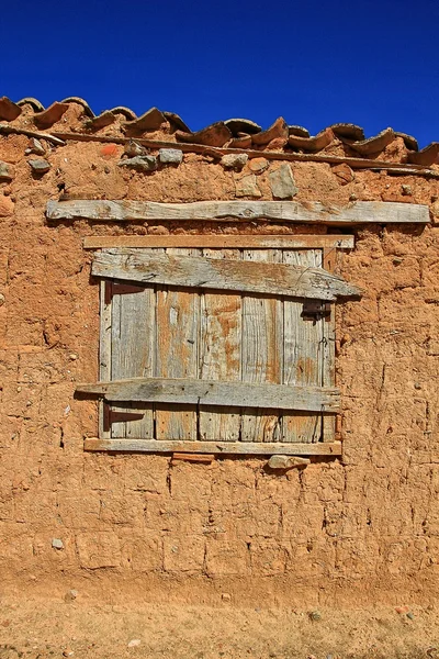 Vecchia finestra in legno nella casa di adobe e fango — Foto Stock