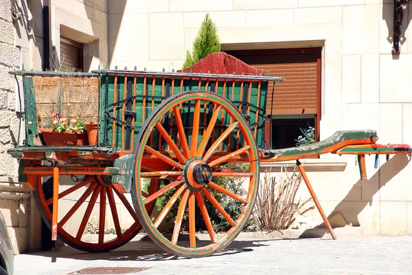 Eski iki tekerlekli cart tarafından atlar çekti — Stok fotoğraf