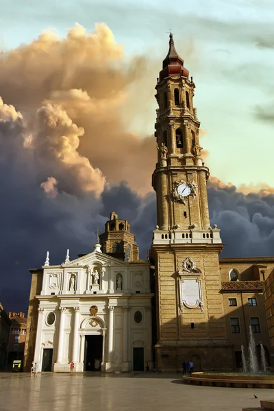 Kathedraal van la seo voor de storm in zaragoza, Spanje — Stockfoto