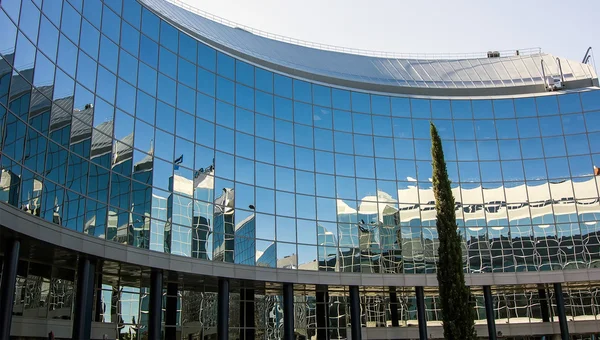 MADRID, ESPAÑA OCT 15: Edificio moderno con arquitectura de vidrio en — Foto de Stock