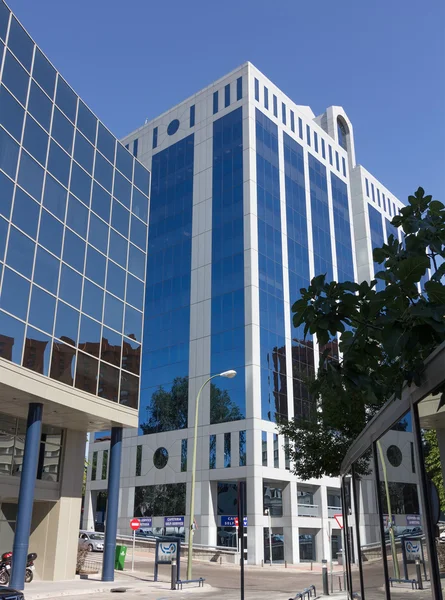 MADRID, ESPAÑA OCT 15: Edificio moderno con arquitectura de vidrio en —  Fotos de Stock