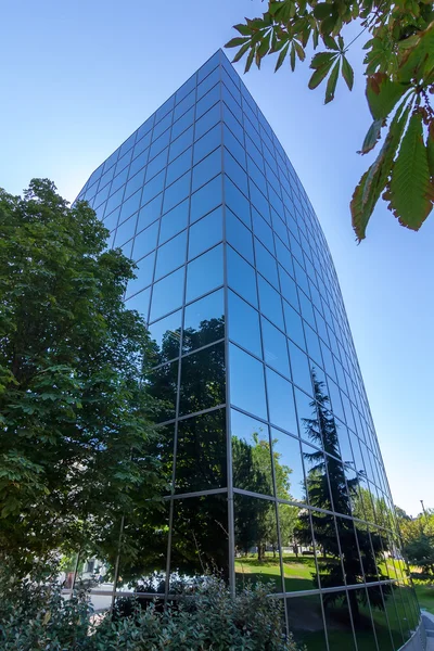 MADRID, SPAIN OCT 15: Modern building with glass architecture on — Stock Photo, Image