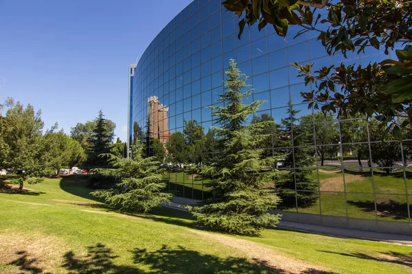 MADRID, SPAIN OCT 15: Modern building with glass architecture on — Stock Photo, Image