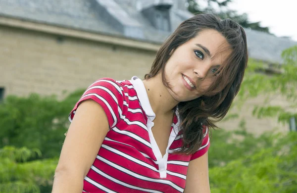 Hermosa mujer sexy en una moto roja — Foto de Stock