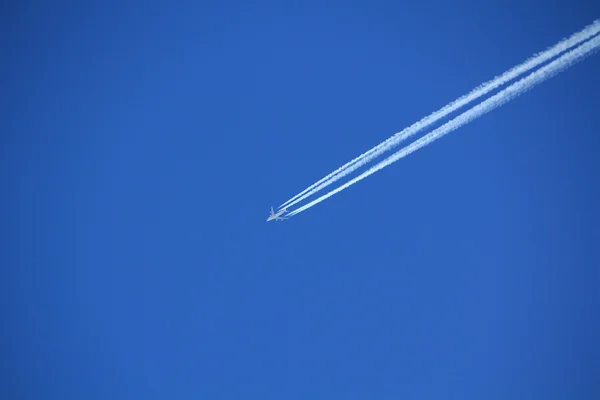 Avión volando alto y dejando rastro —  Fotos de Stock