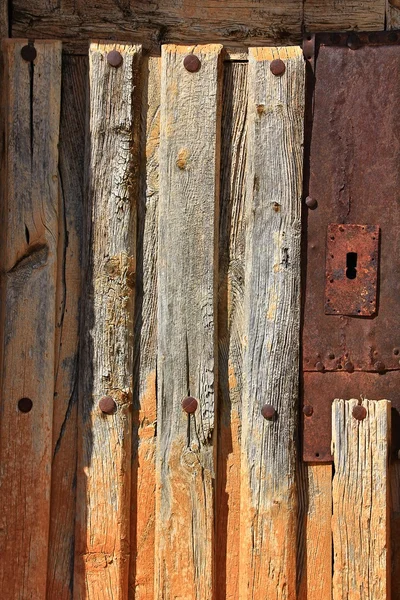 Vecchia porta in legno con chiodi — Foto Stock