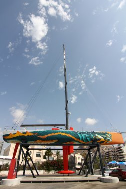 modern bir şekilde dekore edilmiş yelkenli dışarı su