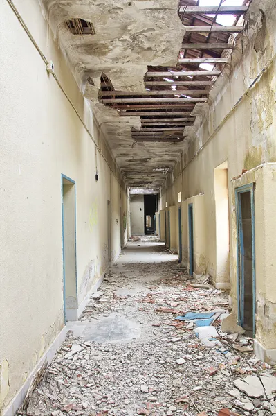 Corredores y techos destruidos casa rota — Foto de Stock