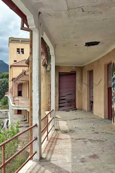 Yıkılan ev balkon kırık — Stok fotoğraf
