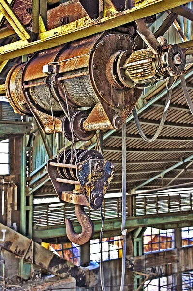 Fabrica guindastes processamento de carvão abandonado — Fotografia de Stock