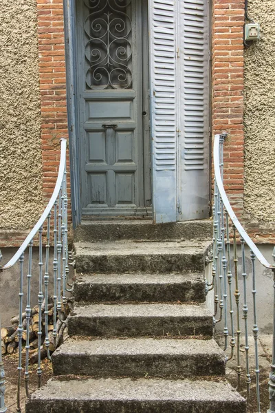 Jolie petite porte d'escalier décorée avec des balustrades en fer — Photo